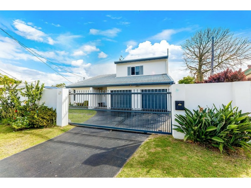 17 Ensenada Court, Broadbeach Waters QLD 4218