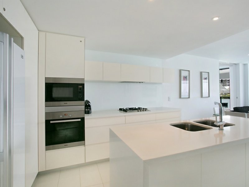 10603/1 Charles Ave, Broadbeach QLD 4218