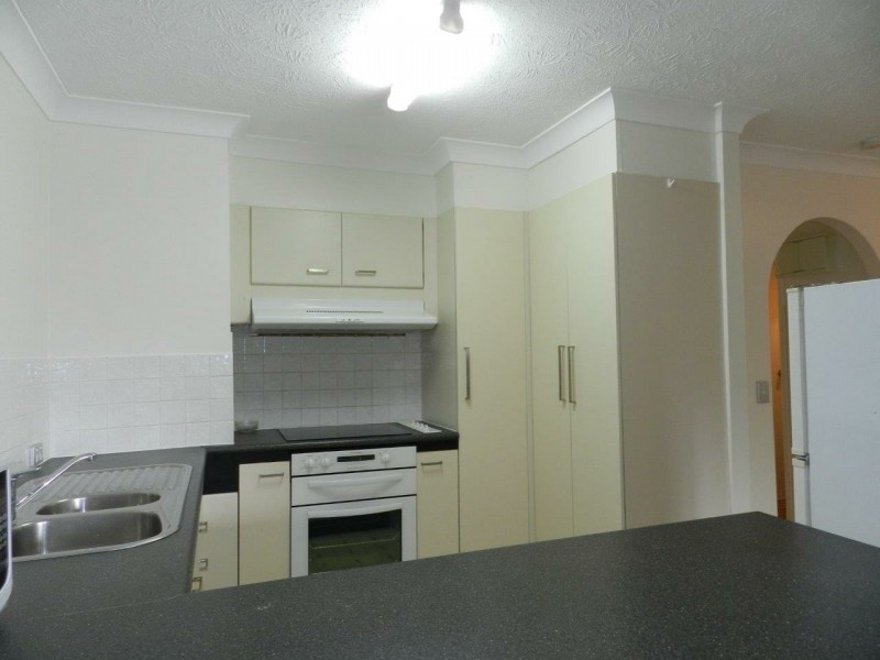 3/8 Queensland Avenue, Broadbeach QLD 4218