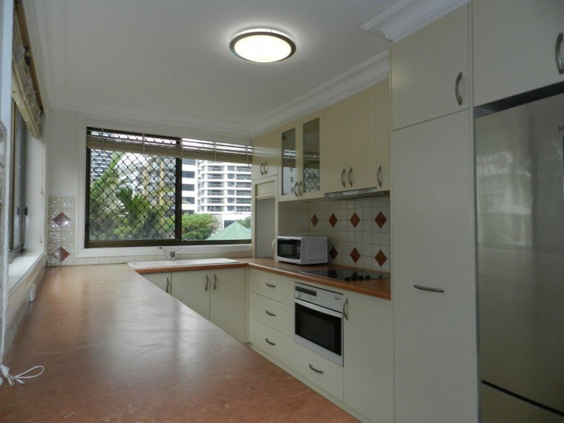 3/8 Queensland Avenue, Broadbeach QLD 4218