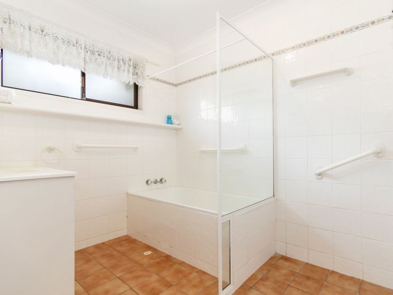 4 Barow Court, Ashmore QLD 4214