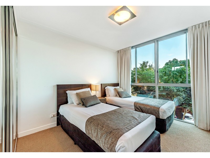 2220/33 T E Peters Drive, Broadbeach Waters QLD 4218