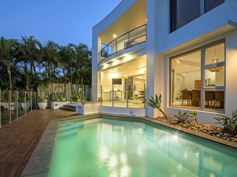 20 Edinburgh Road, Benowa Waters QLD 4217
