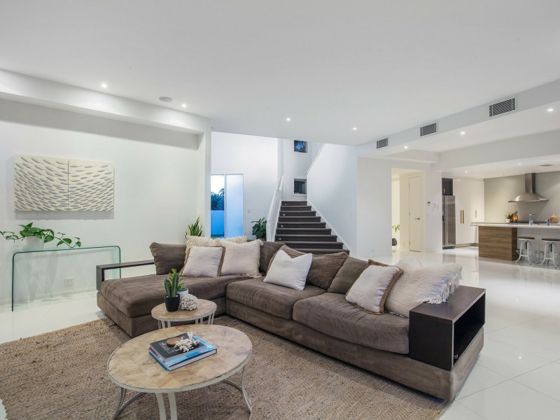 20 Edinburgh Road, Benowa Waters QLD 4217