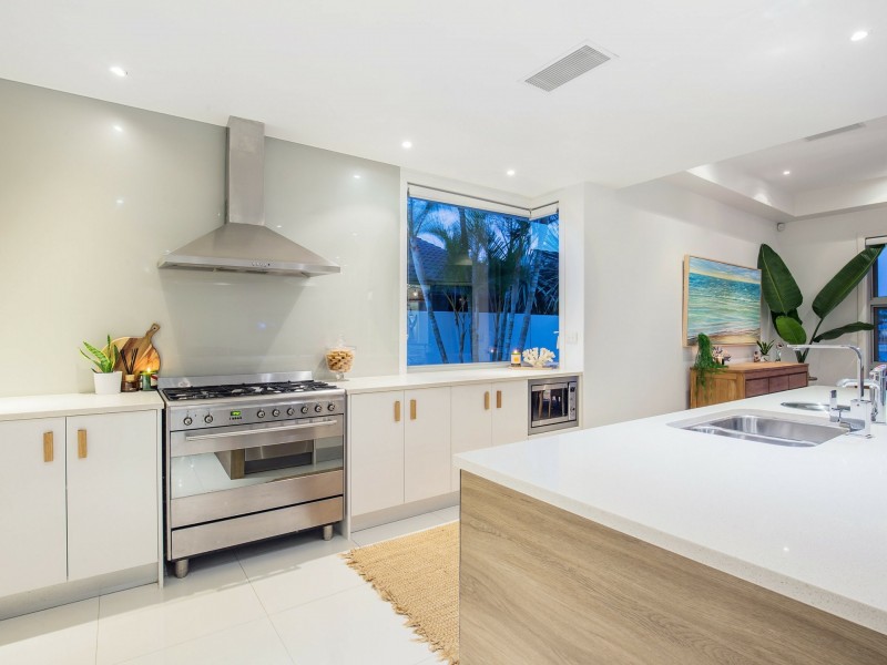 20 Edinburgh Road, Benowa Waters QLD 4217