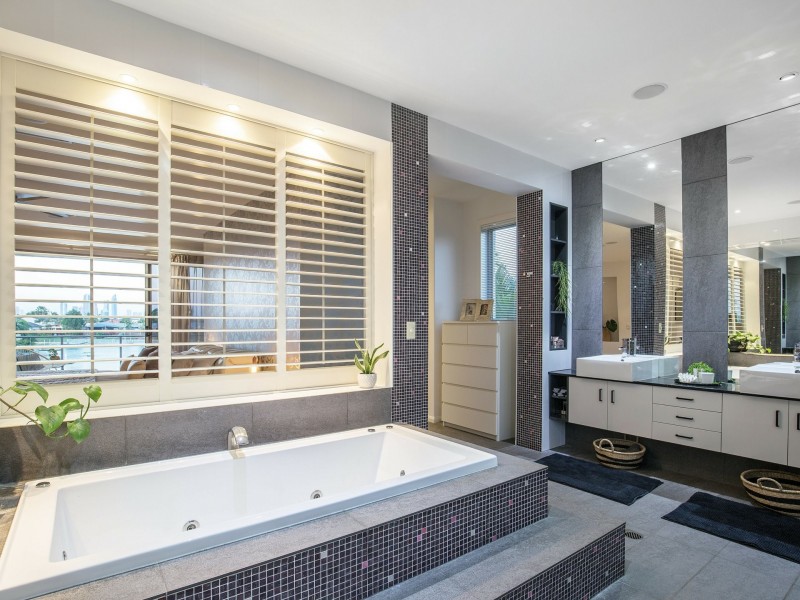 20 Edinburgh Road, Benowa Waters QLD 4217
