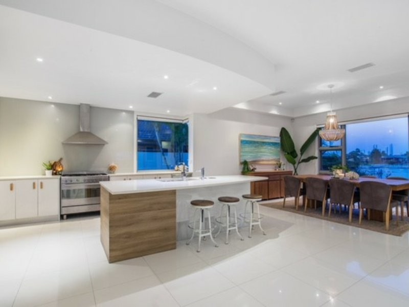 20 Edinburgh Road, Benowa Waters QLD 4217