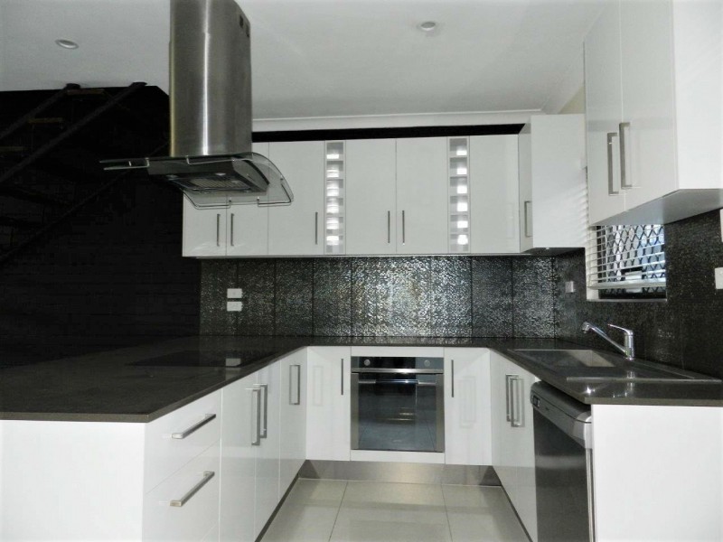 2/118 Old Burleigh Road, Broadbeach QLD 4218