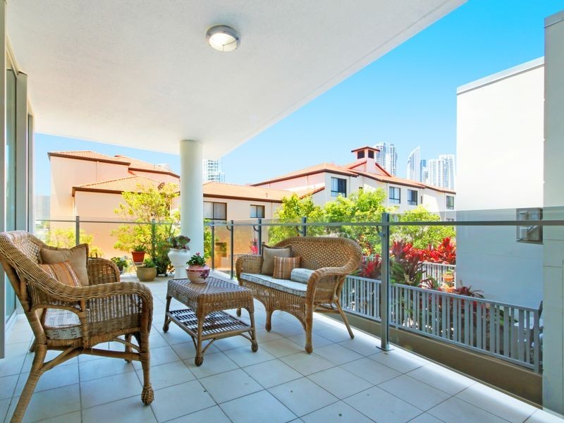 18/53 Darrambal Street, Chevron Island QLD 4217