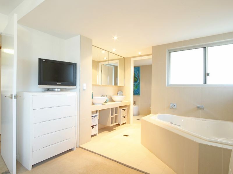 18/53 Darrambal Street, Chevron Island QLD 4217