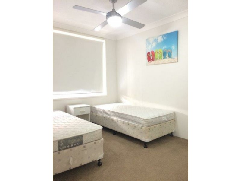 1/8 Queensland Avenue, Broadbeach QLD 4218