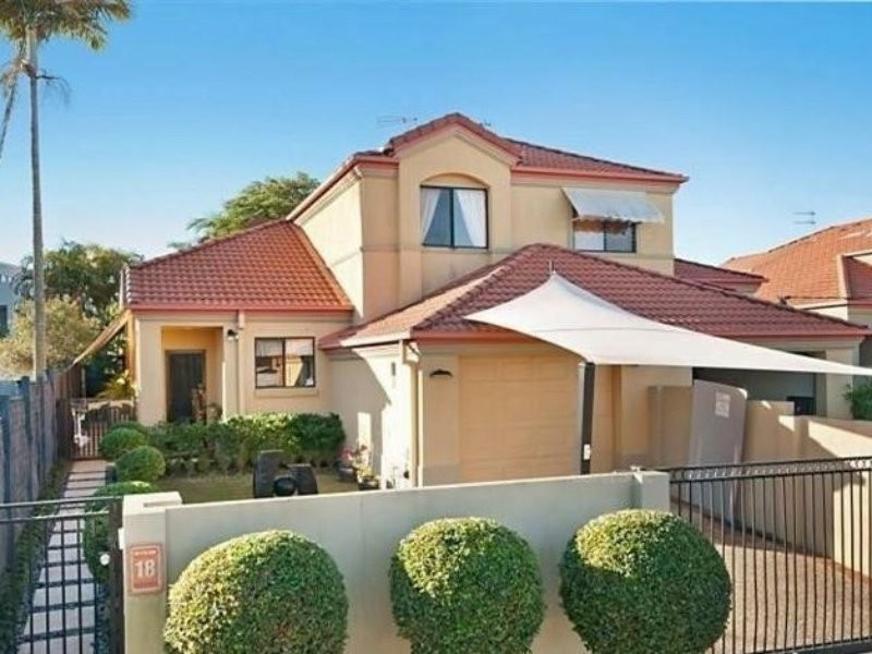 1/18 Poinciana Crescent, Bundall QLD 4217