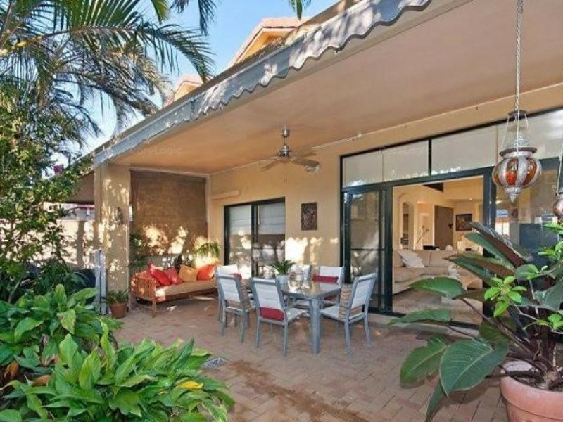 1/18 Poinciana Crescent, Bundall QLD 4217