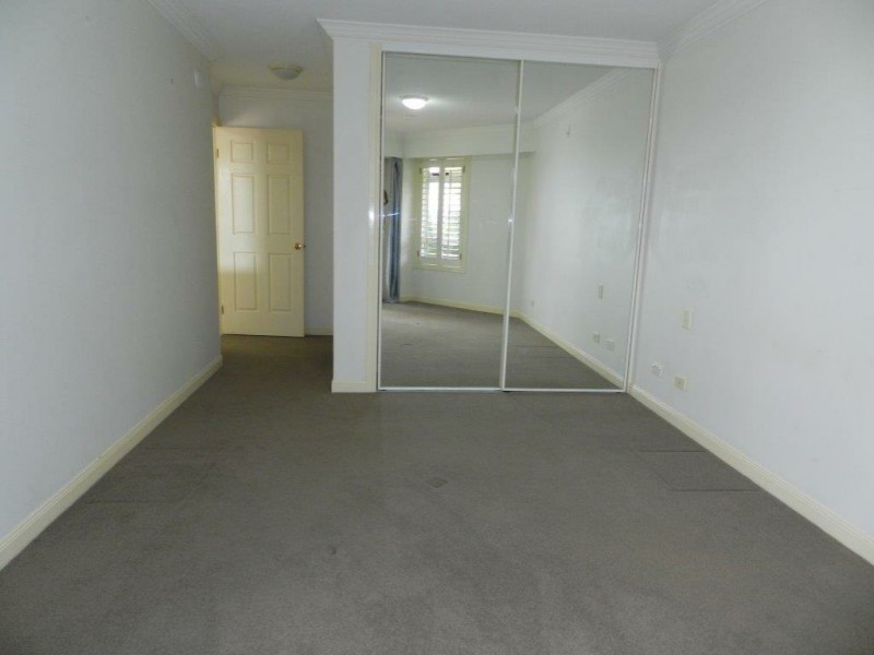 1111/24 Queensland Avenue, Broadbeach QLD 4218