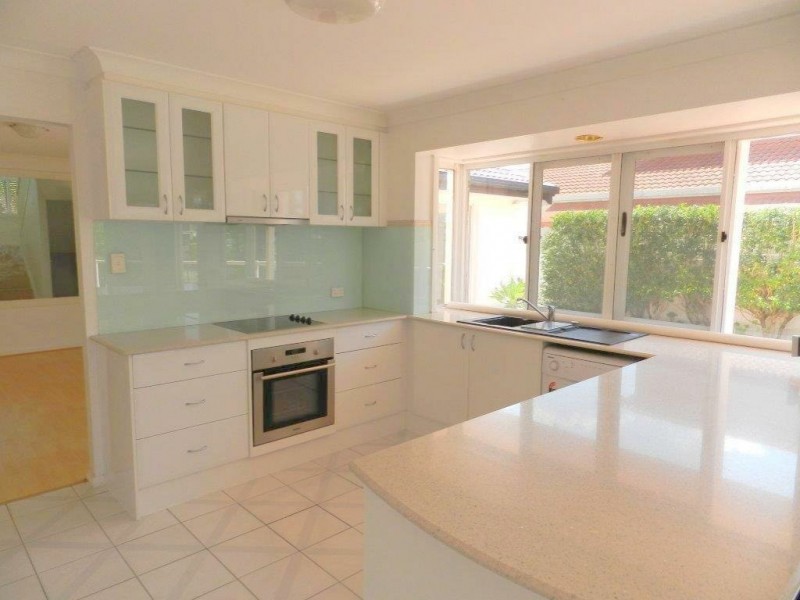 8 Wollundry Place, Mermaid Waters QLD 4218