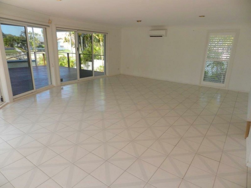 8 Wollundry Place, Mermaid Waters QLD 4218