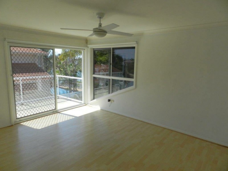 8 Wollundry Place, Mermaid Waters QLD 4218
