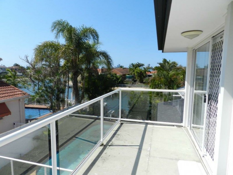 8 Wollundry Place, Mermaid Waters QLD 4218