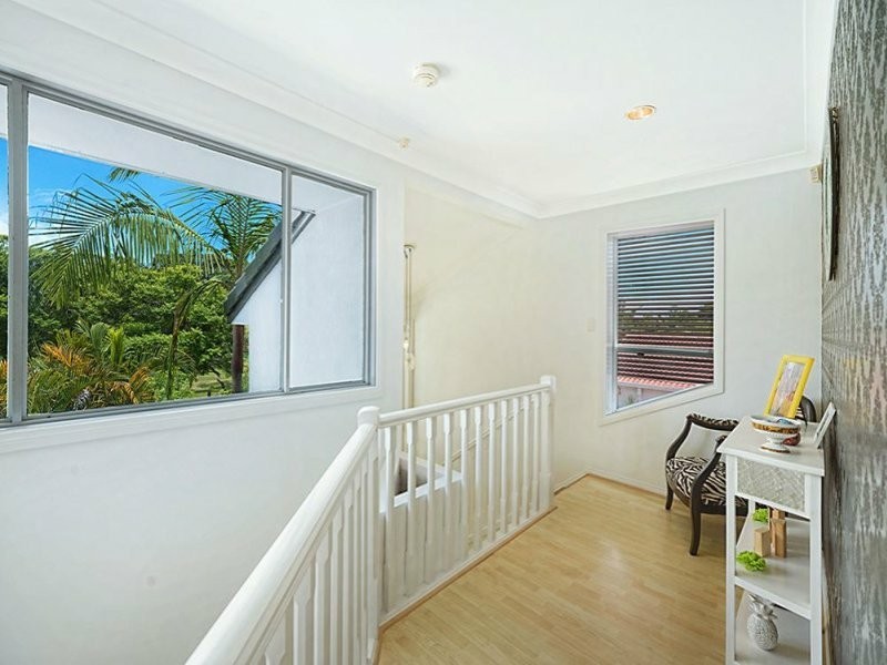 8 Wollundry Place, Mermaid Waters QLD 4218