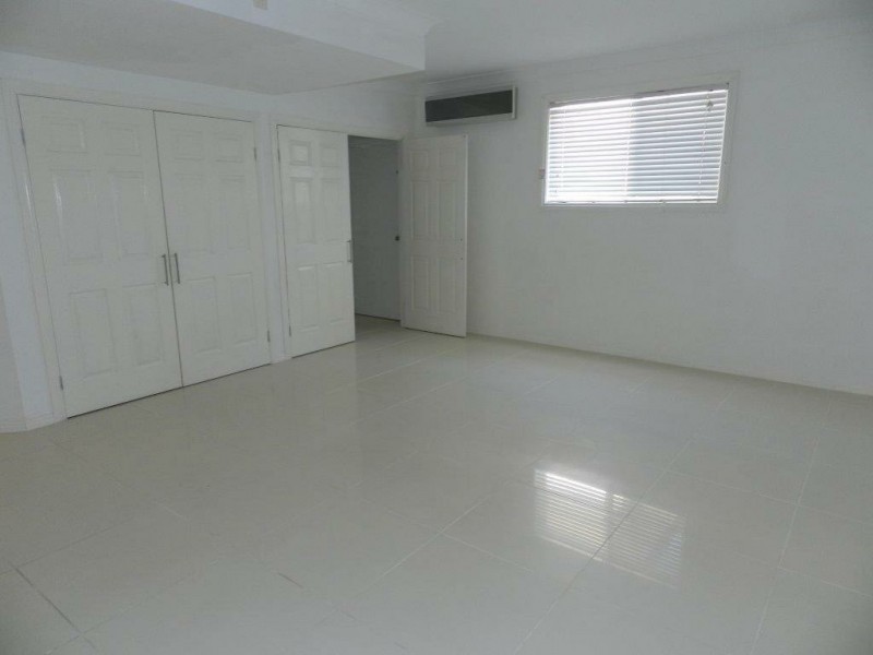 8 Wollundry Place, Mermaid Waters QLD 4218