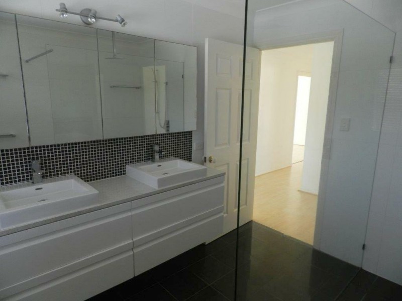 8 Wollundry Place, Mermaid Waters QLD 4218