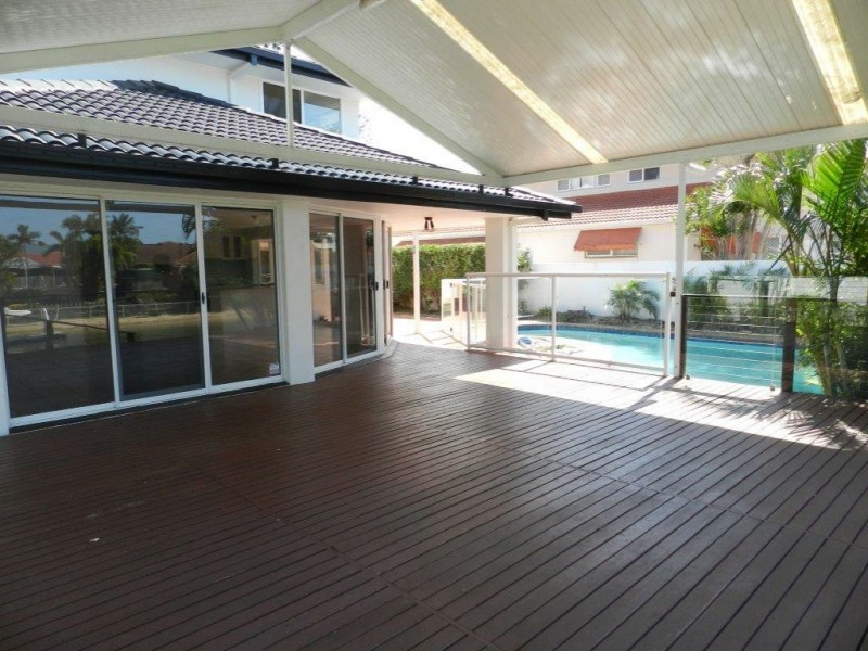 8 Wollundry Place, Mermaid Waters QLD 4218