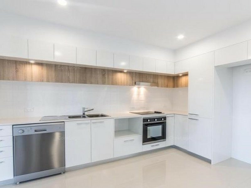 203/9 Hooker Blvd, Broadbeach QLD 4218