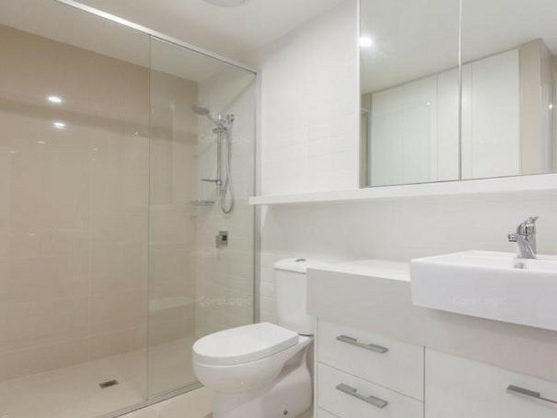 203/9 Hooker Blvd, Broadbeach QLD 4218