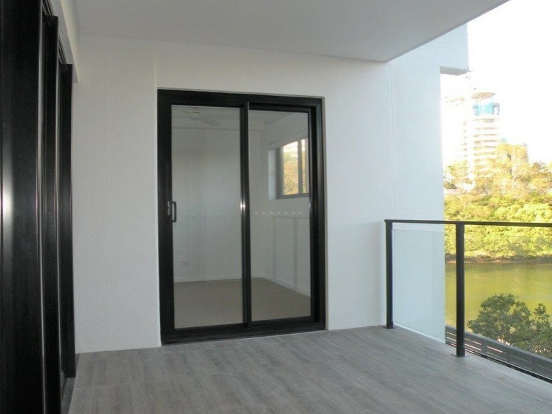 203/9 Hooker Blvd, Broadbeach QLD 4218