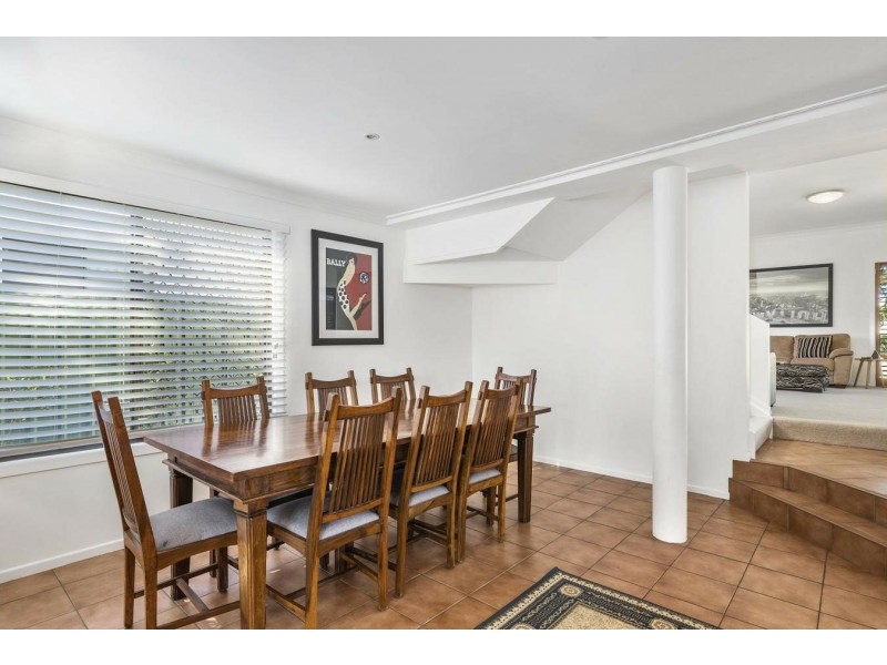 9 Bombala Street, Broadbeach Waters QLD 4218