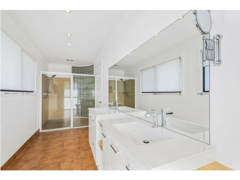 9 Bombala Street, Broadbeach Waters QLD 4218