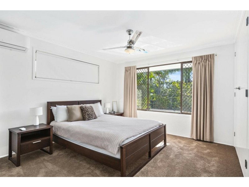 9 Bombala Street, Broadbeach Waters QLD 4218