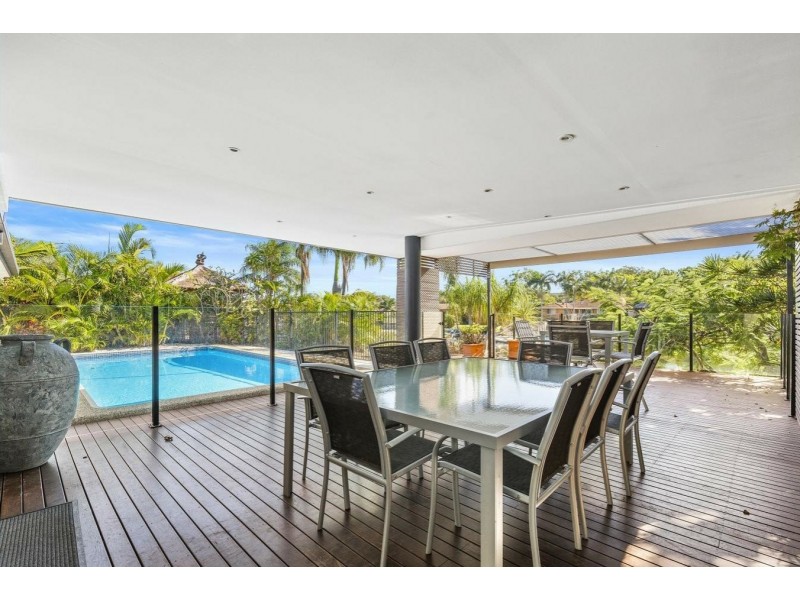 9 Bombala Street, Broadbeach Waters QLD 4218