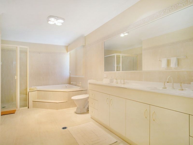 24 Amalfi Drive, Isle Of Capri QLD 4217