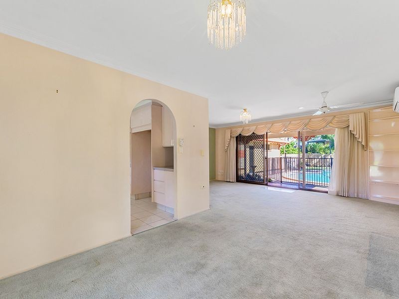 18 Cocos Crescent, Broadbeach Waters QLD 4218