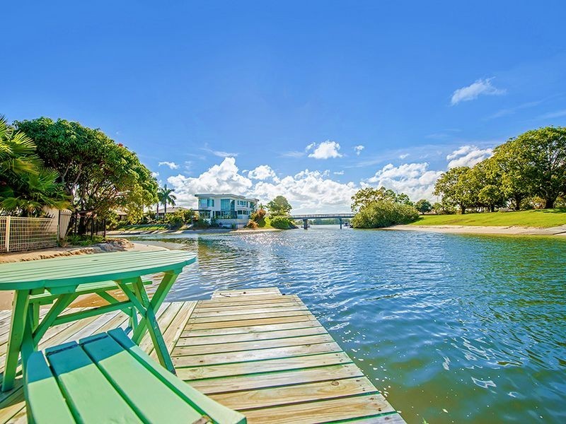 18 Cocos Crescent, Broadbeach Waters QLD 4218