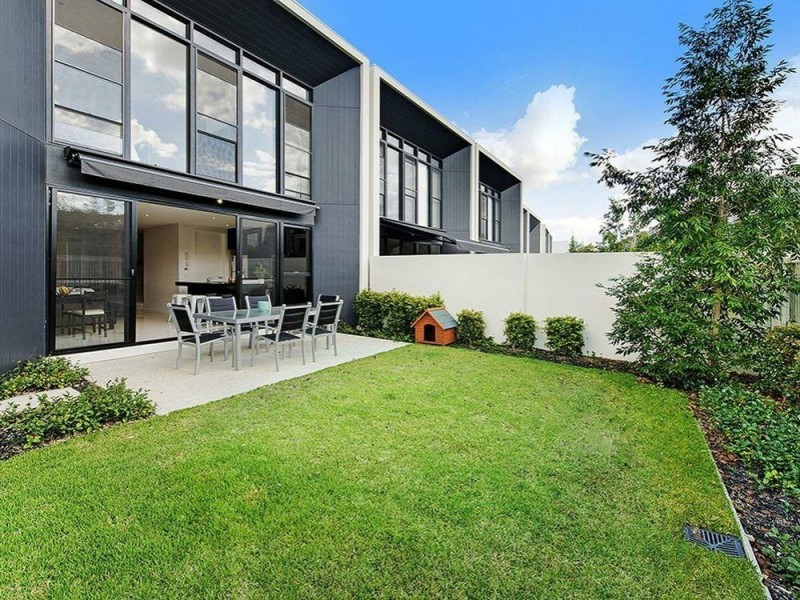 28 Theatre Drive, Benowa QLD 4217