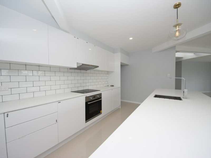 4 Costa Court, Broadbeach Waters QLD 4218
