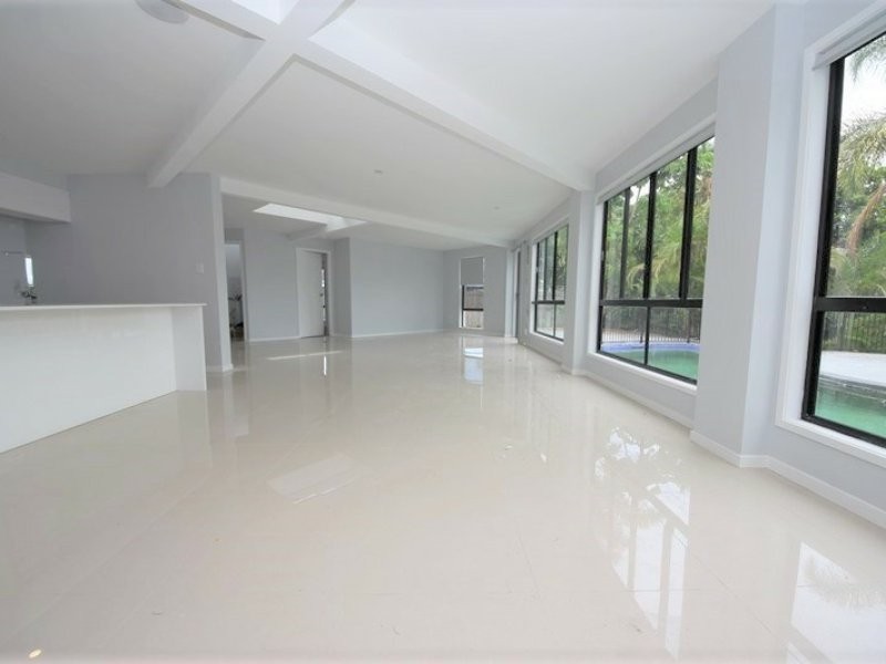 4 Costa Court, Broadbeach Waters QLD 4218