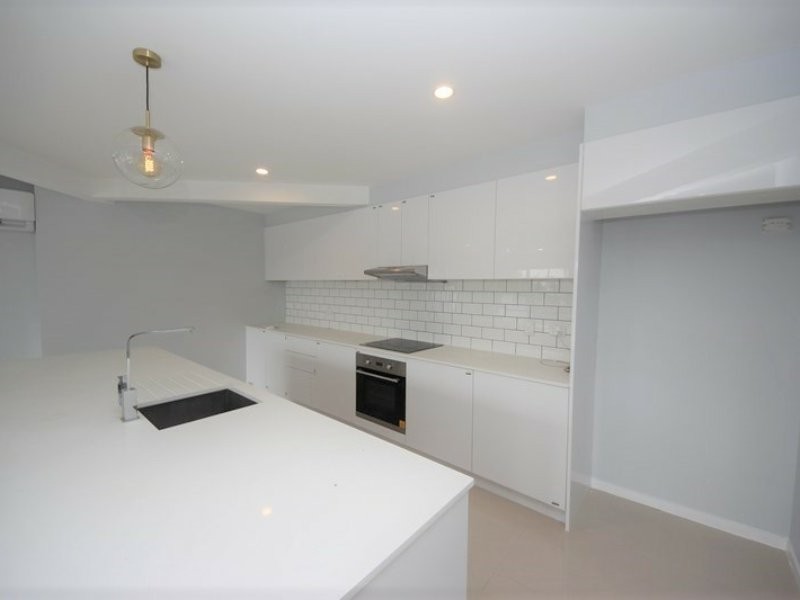 4 Costa Court, Broadbeach Waters QLD 4218