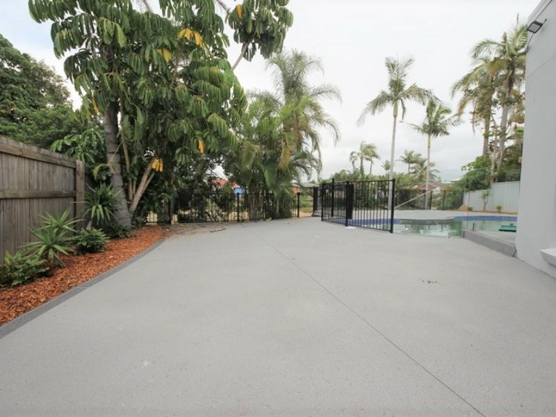 4 Costa Court, Broadbeach Waters QLD 4218