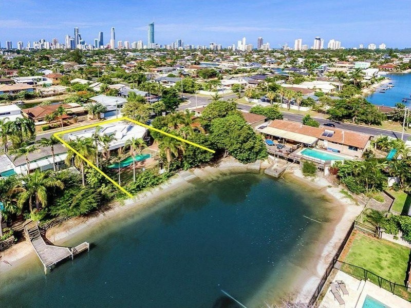 4 Costa Court, Broadbeach Waters QLD 4218