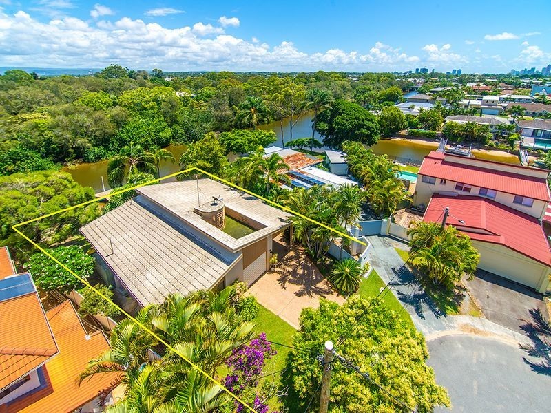 17 Costa Court, Broadbeach Waters QLD 4218