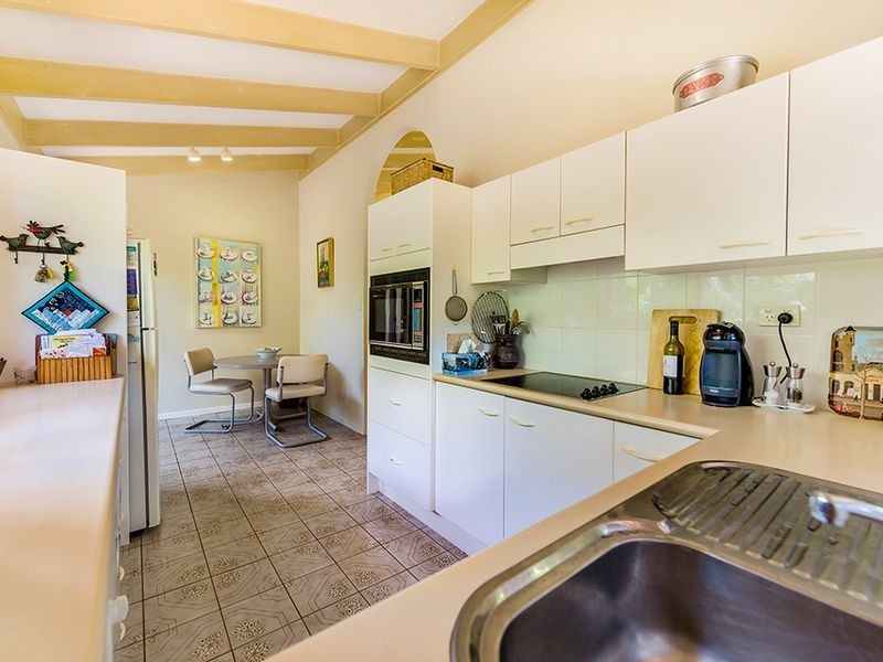 17 Costa Court, Broadbeach Waters QLD 4218