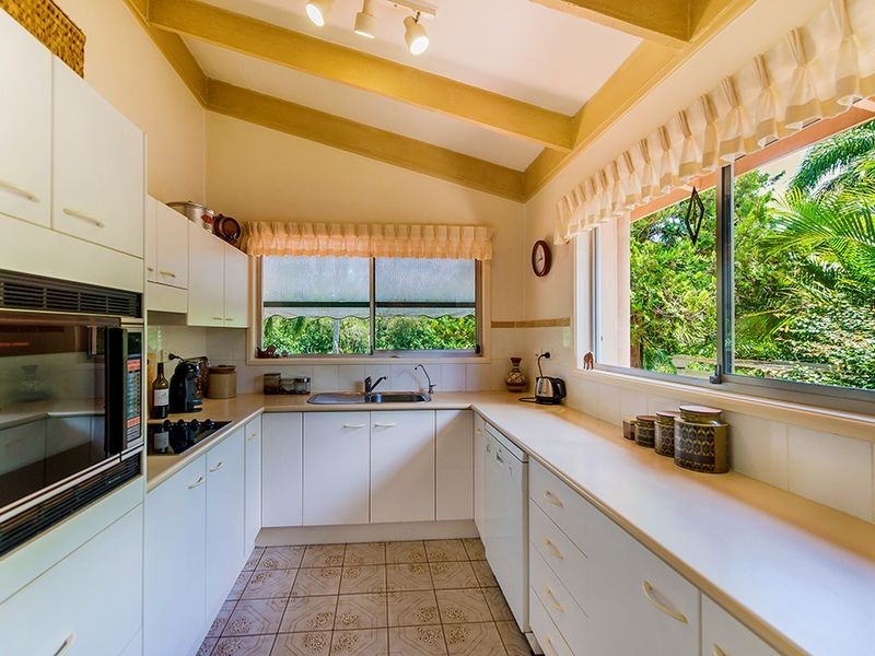 17 Costa Court, Broadbeach Waters QLD 4218