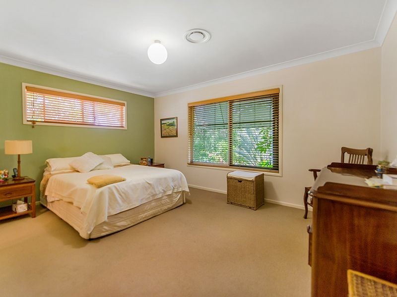 17 Costa Court, Broadbeach Waters QLD 4218