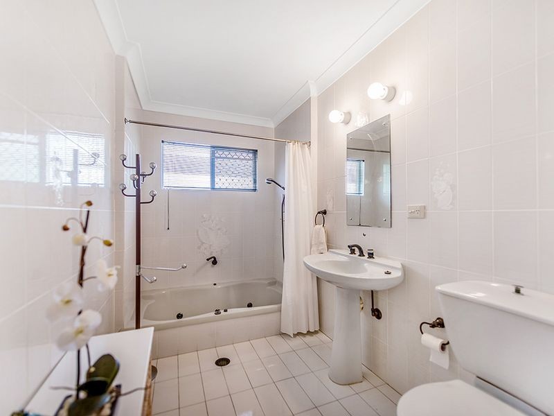 17 Costa Court, Broadbeach Waters QLD 4218