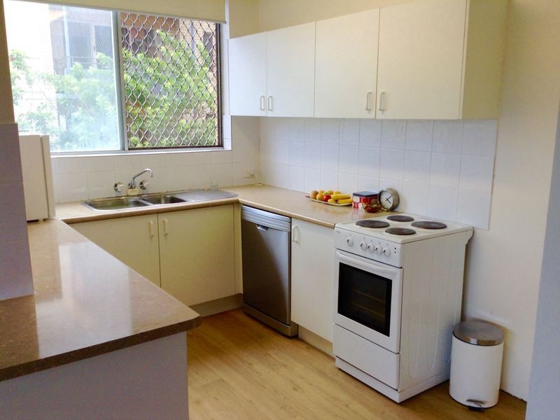 2/4 Elizabeth Avenue, Broadbeach QLD 4218