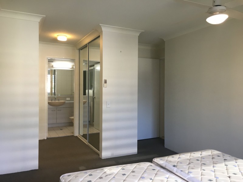 8/33 Beach Parade, Broadbeach QLD 4218