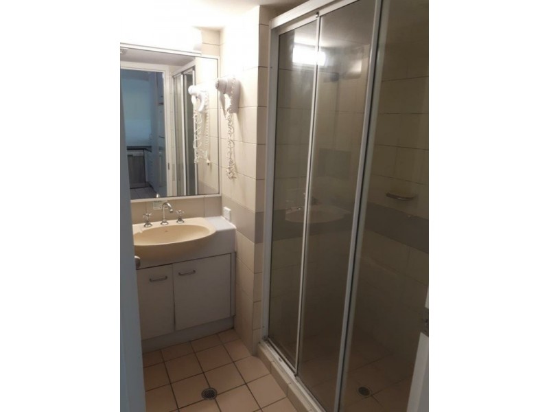 8/33 Beach Parade, Broadbeach QLD 4218